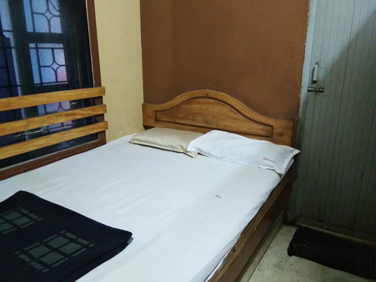 C.B Deluxe Lodge 班加罗尔 外观 照片