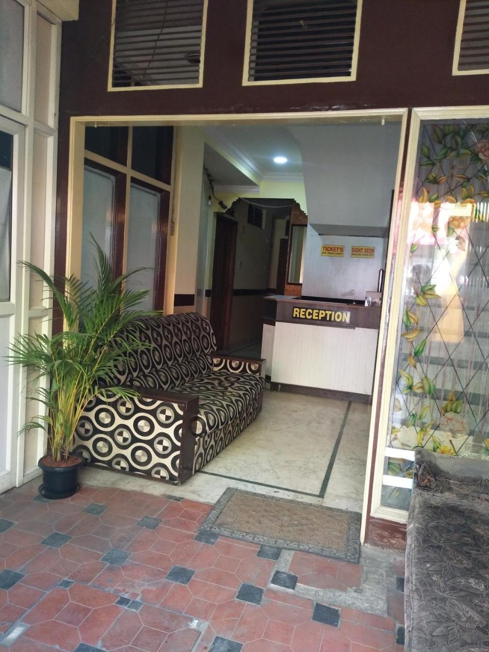 C.B Deluxe Lodge 班加罗尔 外观 照片