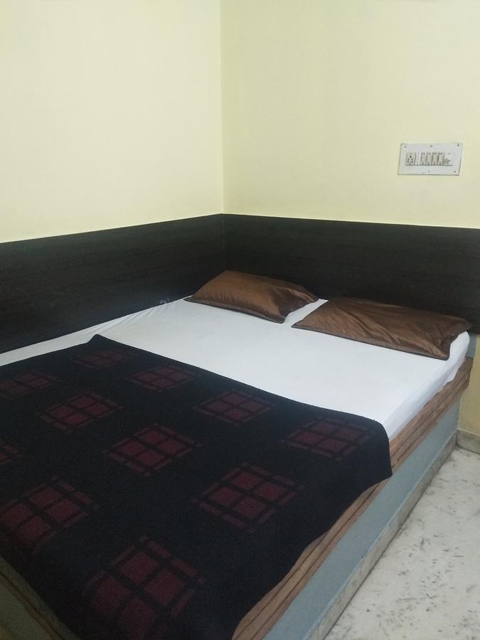 C.B Deluxe Lodge 班加罗尔 外观 照片